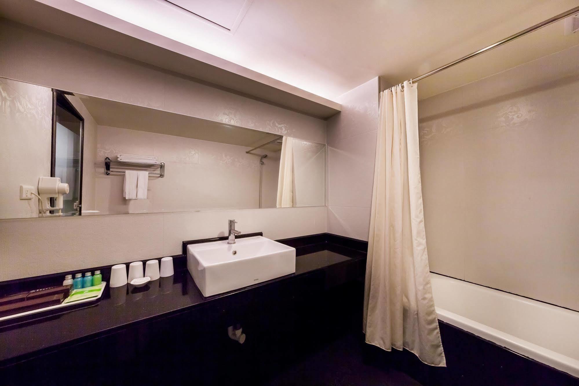 華麗大飯店ferrary Hotel Taipei Esterno foto